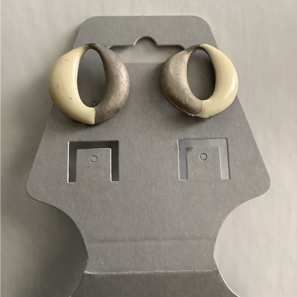 3 for 20$ Vintage White and silver Earrings - Picture 1 of 2